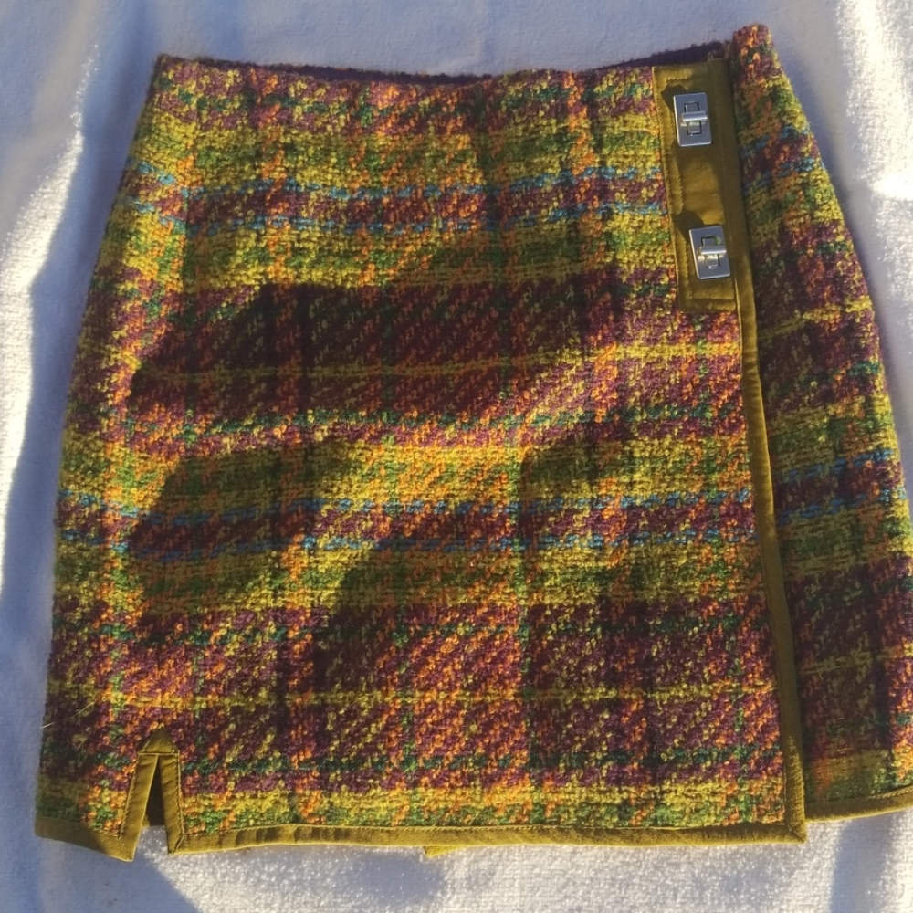 Short pencil wool skirt with suede piping